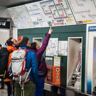 S lavinovými batohy v tokijském metru, foto Jiří Kočara