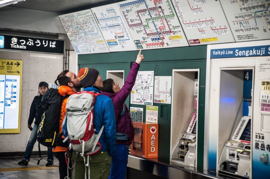 S lavinovými batohy v tokijském metru, foto Jiří Kočara