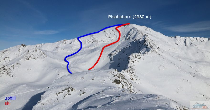 Výstupová stopa je značena modře, jedna z možných sjezdových červeně