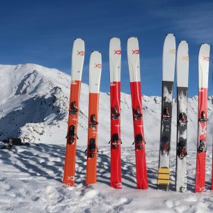 Vrcholový lyžařský plot ve výšce 2740 metrů, na pozadí je Pischahorn (2980 m)