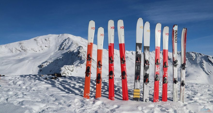 Vrcholový lyžařský plot ve výšce 2740 metrů, na pozadí je Pischahorn (2980 m)