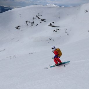 Jedu z Anteny po tvrdším sněhu do údolí, kde nás čeká mokrý sníh