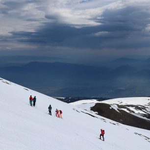 Naše skupinka někde v horní části sjezdu s krásným výhledem