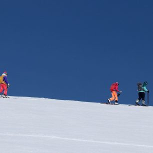 S Bětkou a Ladou jdeme po hraně svahu