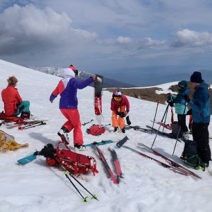 Sundáváme tulení pásy před dalším sjezdem