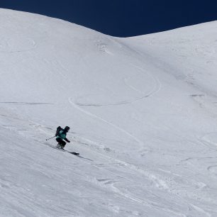 Bětka sjíždí prudkým svahem