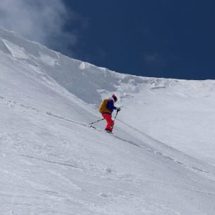 Traverzuji ke sjezdu pod nafoukaným sněhem