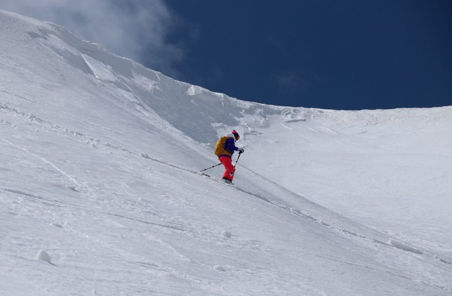 Traverzuji ke sjezdu pod nafoukaným sněhem