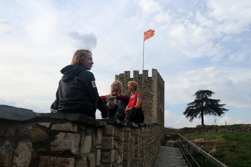 Odpočíváme na hradbách pevnosti ve Skopje