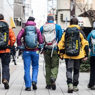 S různými lavinovými batohy v centru Tokia, foto Jiří Pažout Kočara