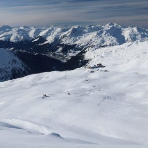 Pohled z traverzu na freeridové středisko Pischa, Davos, Parsen a Strelu