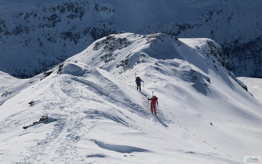 Po hřebenu to jde na lyžích, nebo pěšky