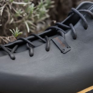 AKU Minima je první a jedinou botu na trhu s outdoorovým zbožím, jejíž svršek i podšívku tvoří ze 100 % useň Zero Impact, získaná ekologicky šetrným procesem barvení.