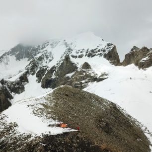 Pohled na C1 a hřeben vedoucí k vrcholu Muchu Chish