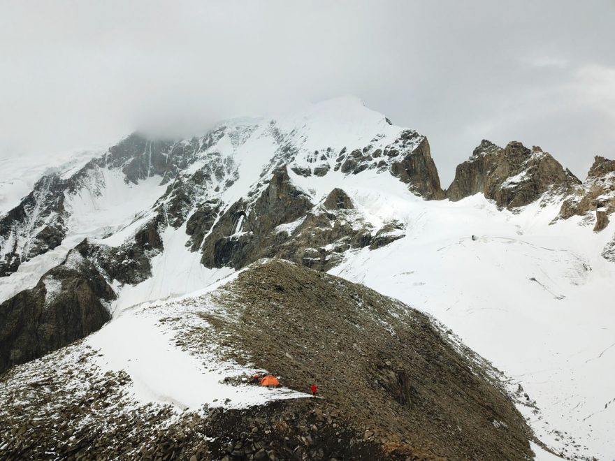 Pohled na C1 a hřeben vedoucí k vrcholu Muchu Chish