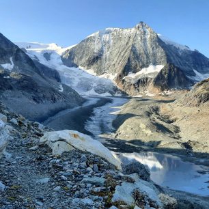 Mont Blanc de Chelion a na úpatí kopce vpravo chata de Dix