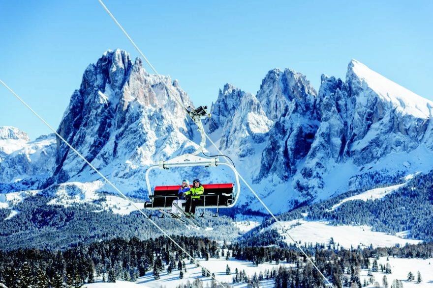 Lyžařské středisko v malebné oblasti Seiser Alm, Alpe di Siusi, Jižní Tyrolsko, Dolomity.