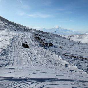 Od Aragatse dolů s výhledem na Malý a Velký Ararat