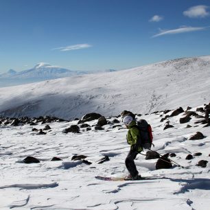Sjezd kamenným polem s výhledem na Ararat
