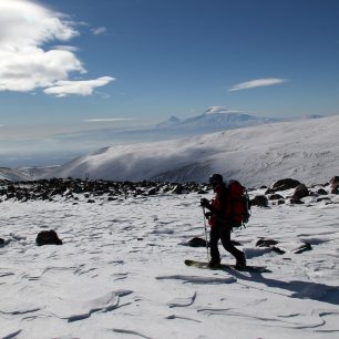 Sjezd na snowboardu s výhledem na Ararat