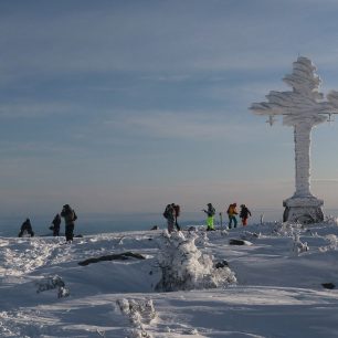 Skupinka skialpinistů na Kříži