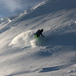 Sjezd z Kurganu na splitboardu