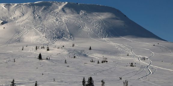 Kurgan (1559 m) – prašanový skialp s využitím lanovky nad sibiřským lyžařským střediskem Sheregesh