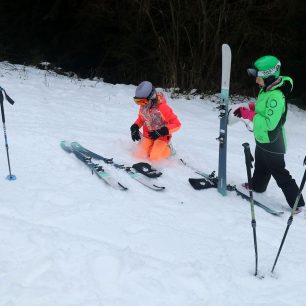 Manipulace s tuleními pásy v lyžařském středisku Bílá