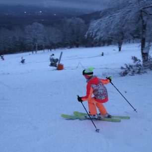 Sjezd po sjezdovce Hrobská ve skialpinistickém areálu Skialp nad Hrobem