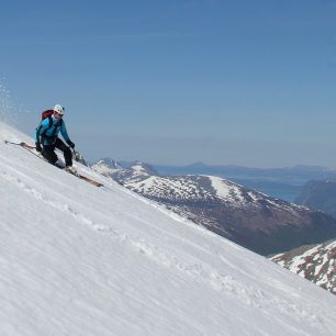 Sjezd z Alnestinden Sørvest (1562 m) s výhledem na fjord