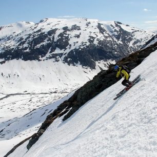 Ve strmém úseku na skialpech