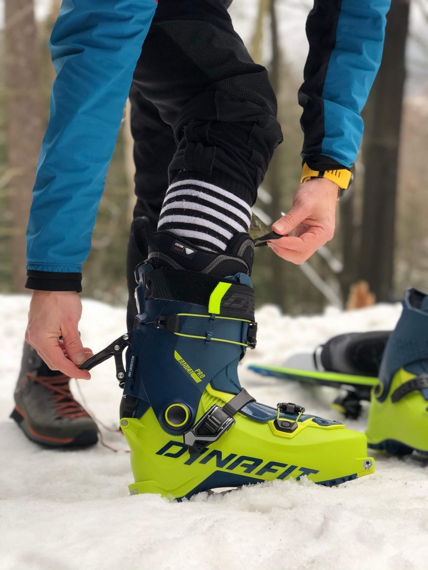 Dotažení přezek bot Dynafit Radical Pro je nutné udělat v lyžařském módu.