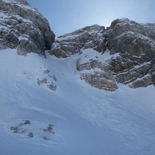 Žlab pod Kaninem, v pravo od něj vede ferrata