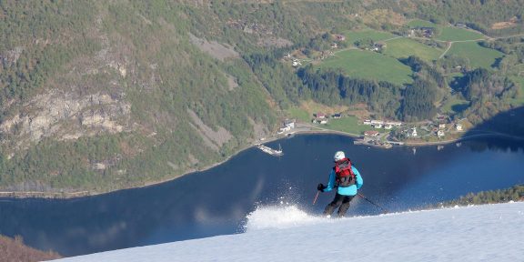 Dukhorn (1412 m) – fjordový skialp na vyhlídku nad Hjørunfojrden