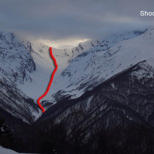 Výhled do sedla z protějšího vrcholu s výstupovou a sjezdovou trasou