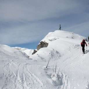 Vrcholový kříž Stubwieswipfel (1786 m) je už na dosah