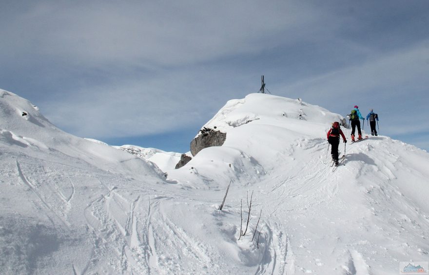 Vrcholový kříž Stubwieswipfel (1786 m) je už na dosah