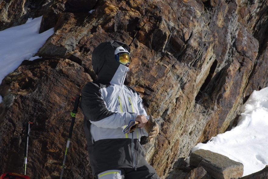 Detail vysokého límce a kapuce přes lyžařskou helmu - DECATHLON WEDZE