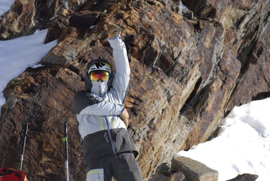Dlouhé ventilační otvory v podpaží bundy DECATHLON WEDZE