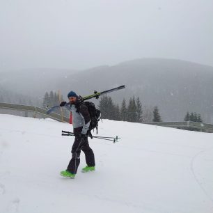 Pohled na délku bočního zipu na kalhotách DECATHLON WEDZE