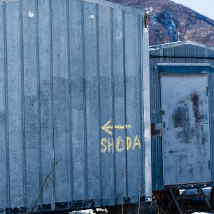 Znační stezky začíná už vedle antén ve vesnici