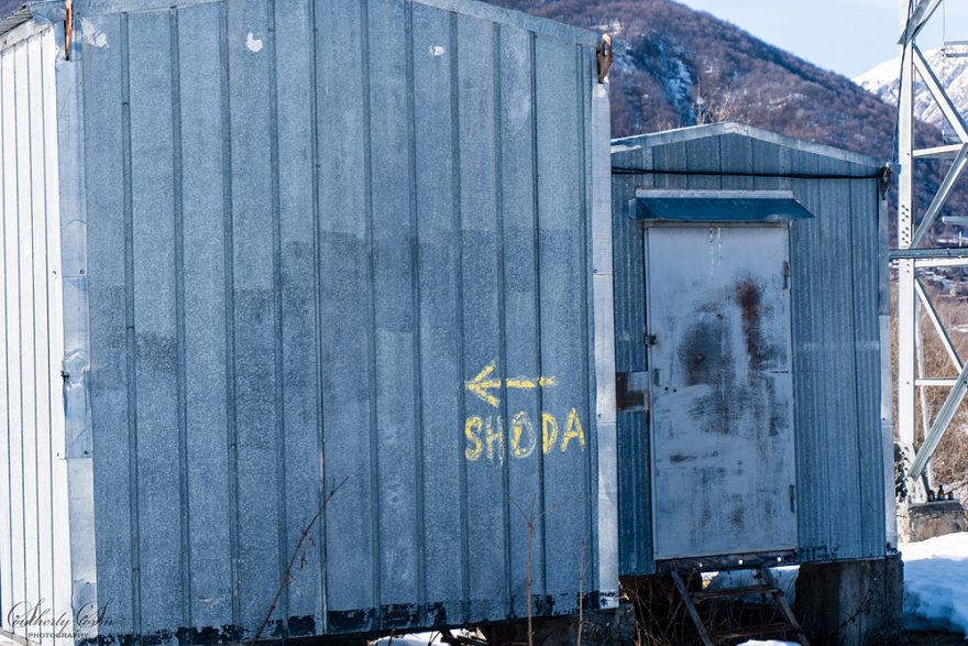 Znační stezky začíná už vedle antén ve vesnici