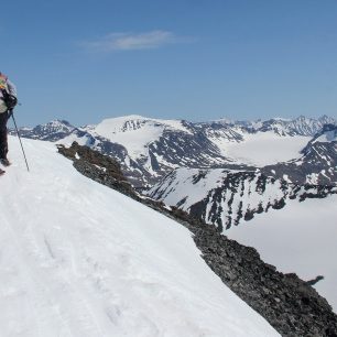 Na vrcholovém hřebenu Veslfjellltindenu