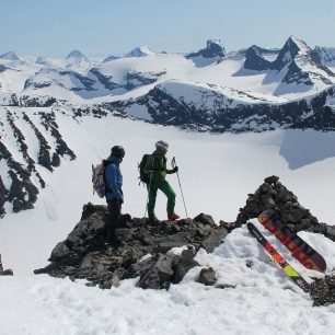 Výhled z Veslfjellltindenu směrem na Bakarste Skagsnebb (2093 m)