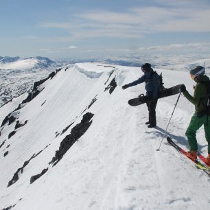 Výběr sjezdové trasy z vrcholu Veslfjellltinden
