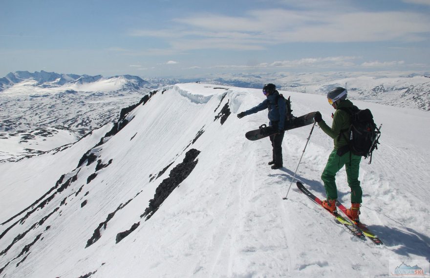Výběr sjezdové trasy z vrcholu Veslfjellltinden