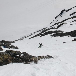 Kulda ve střední části sjezdu z Veslfjellltindenu