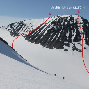 Dvě sjezdové trasy strmými jižními svahy Veslfjellltindenu