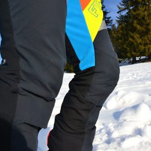 Předtvarovaný střih kolen umožňuje maximální rozsah a volnost pohybu. Kalhoty Northfinder Rysy.