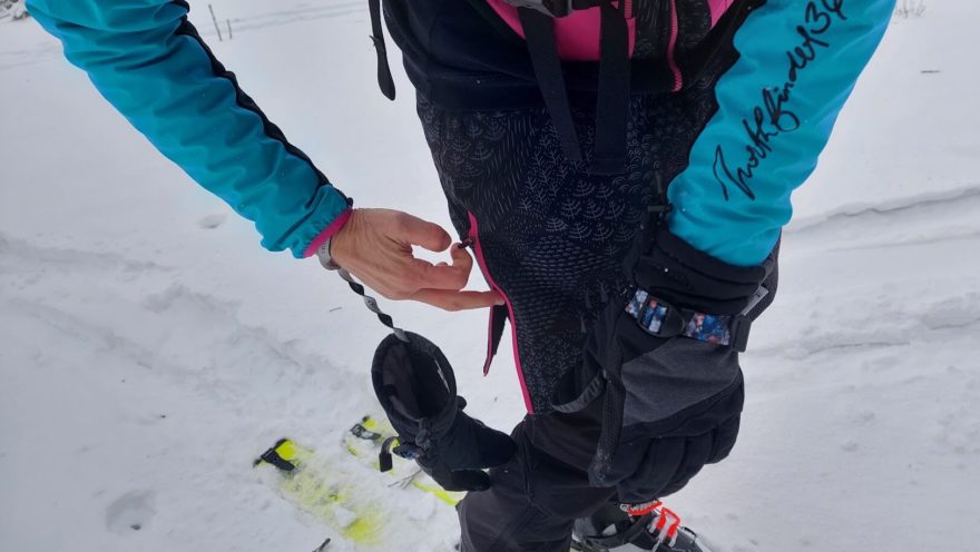 Detail jezdce zipu na sukni NORTHFINDER JARABA a ovládání bez rukavic